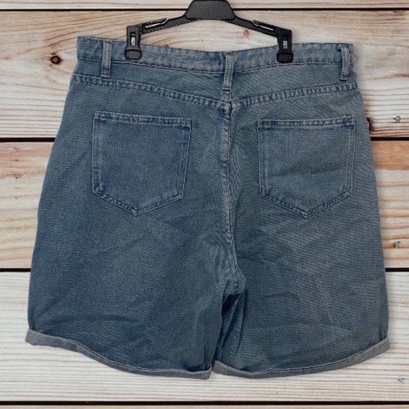 Vintage style light wash denim jean shorts - Picture 3 of 4